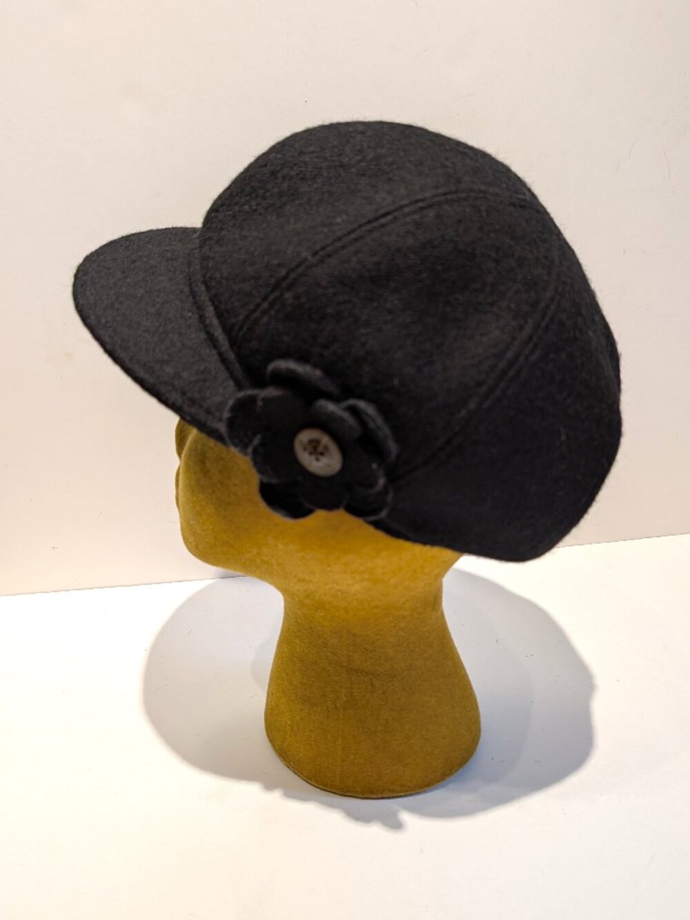 Andre Diffusion black wool/polyester cap with flower embellishment